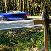 Ein Holzkreuz steht an der Unfallstelle in Bayern, an der ein verbotenes Rennen mit einem Auto und einem Motorrad stattfand und eine ...