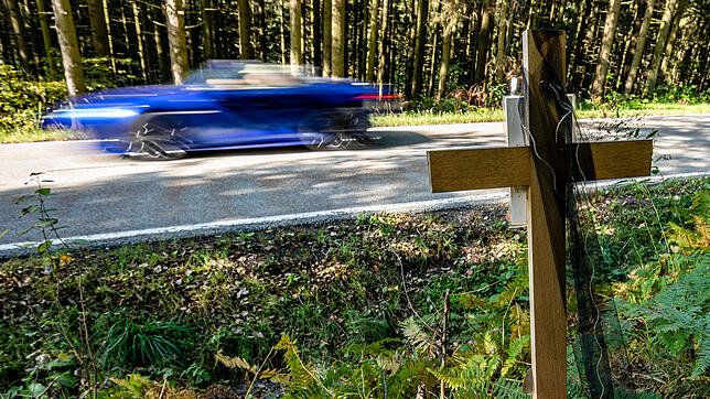 Ein Holzkreuz steht an der Unfallstelle in Bayern, an der ein verbotenes Rennen mit einem Auto und einem Motorrad stattfand und eine ...