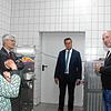 Direkte Einblicke in das Herz der Eisproduktion erhielten die Abgeordneten Dorothea Wehinger, Klaus Burger und Minister Peter Hauk durch ...