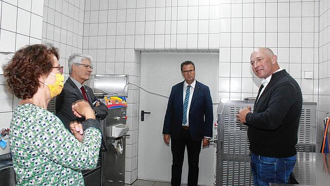 Direkte Einblicke in das Herz der Eisproduktion erhielten die Abgeordneten Dorothea Wehinger, Klaus Burger und Minister Peter Hauk durch ...