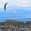 Ein Kitesurfer jagt an seinem Drachen bei Böen bis zu 40 Stundenkilometern über den Bodensee, während im Hintergrund ein Passagierschiff ...