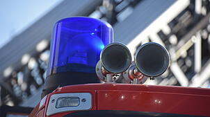 Die Feuerwehr musste ausrücken, um einen Heckenbrand zu löschen (Symbolbild)