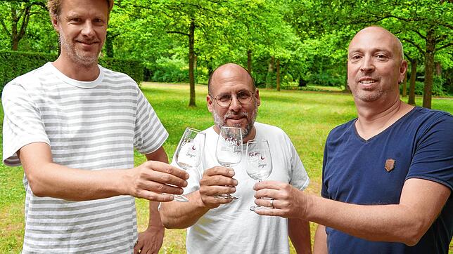 Noch sind die Weingläser und der Eichenhain leer. Doch dies soll sich schon bald ändern: Das Weinfest in Singen findet nach drei Jahren ...