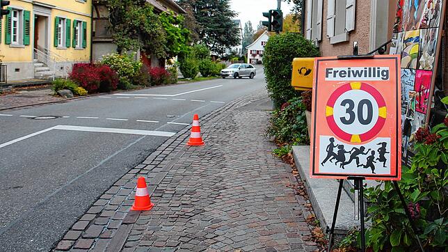 So und so ähnlich sehen die Schilder der Aktion „Freiwillig Tempo-30“ auf der Höri aus. Jetzt hat das Verwaltungsgericht Freiburg ...