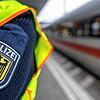 Ein Bundespolizist neben einem ICE in Freiburg (Symbolbild). Die Bundespolizei hat in Basel in einem Fernzug einen mutmaßlichen ...