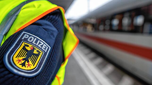 Ein Bundespolizist neben einem ICE in Freiburg (Symbolbild). Die Bundespolizei hat in Basel in einem Fernzug einen mutmaßlichen ...