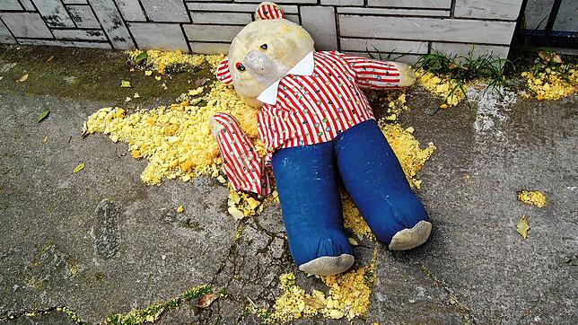 Ein beschädigter Teddybär liegt auf einem Gehweg: Für das fünfjährige Pflegekind Alexander kam am 27. November 1997 jede Hilfe zu spät.