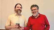 Ingo Donnhauser (links) bekommt nach seinem Vortrag ein Glas Honig als Dankeschön von Gerhard Krug, dem Initiator des ...
