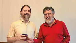 Ingo Donnhauser (links) bekommt nach seinem Vortrag ein Glas Honig als Dankeschön von Gerhard Krug, dem Initiator des ...