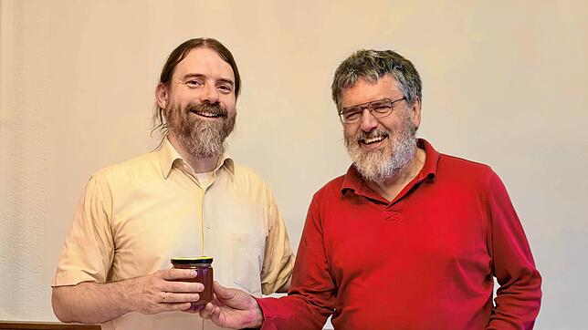 Ingo Donnhauser (links) bekommt nach seinem Vortrag ein Glas Honig als Dankeschön von Gerhard Krug, dem Initiator des ...