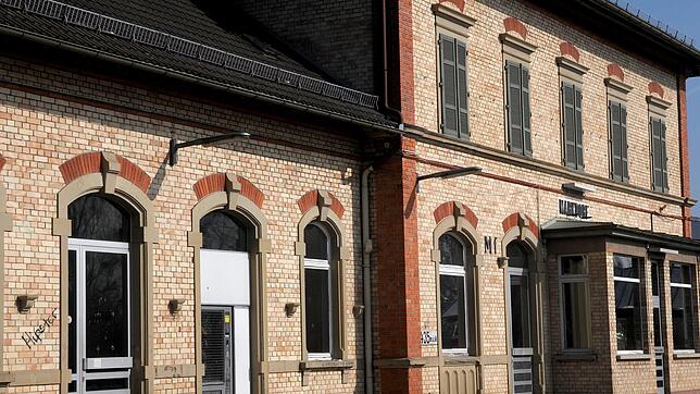 Der Markdorfer Bahnhof ist seit Jahren geschlossen. Für eine öffentliche Nutzung des Erdgeschoss-Bereiches muss die Bahn ihre ...