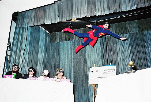 Kurt Elsner flog 1980 beim nachgestellten „Was bin ich“ als Superman durch die Lüfte. In Johannes Waldschütz‘ Vortrag ...