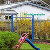 Nur ein Steinwurf vom Garten des Kinderhauses Büllerbü entfernt: In den Nebenräumlichkeiten der Mindelseehalle betreuen Eltern jetzt ...
