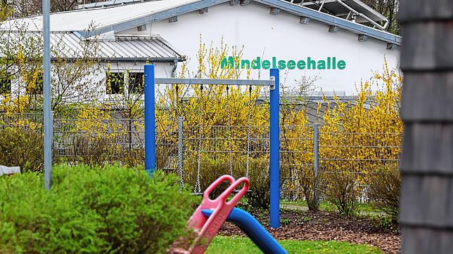 Nur ein Steinwurf vom Garten des Kinderhauses Büllerbü entfernt: In den Nebenräumlichkeiten der Mindelseehalle betreuen Eltern jetzt ...