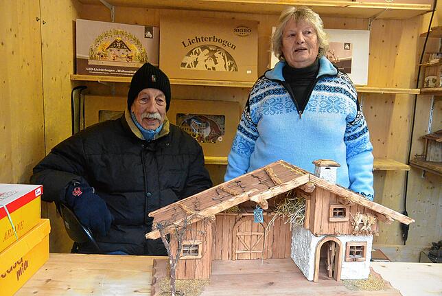 Martin und Ursula Harth verkaufen selbstgebaute Krippen und Kunsthandwerk aus dem Erzgebirge.