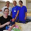 Das Neujahrsbaby Eva mit ihrer Mutter Sonja Dimke auf der Mutter-Kind-Station des Klinikums Landkreis Tuttlingen. Hinter ihnen stehen ...