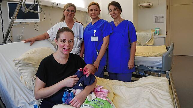 Das Neujahrsbaby Eva mit ihrer Mutter Sonja Dimke auf der Mutter-Kind-Station des Klinikums Landkreis Tuttlingen. Hinter ihnen stehen ...