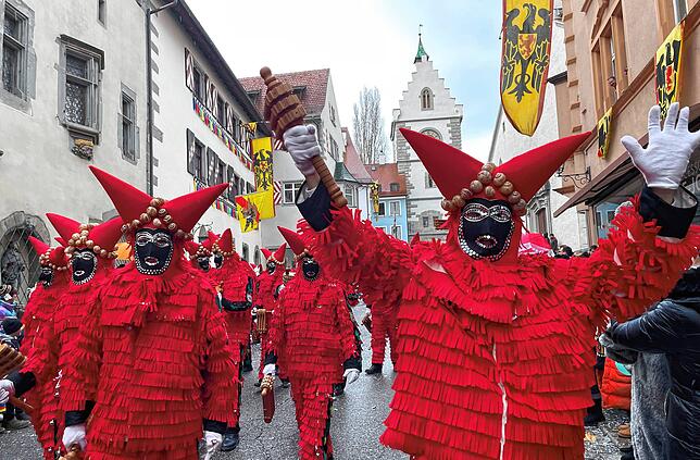 Bild 22: Tolle Stimmung beim Sonntagsumzug der Überlinger Narrenzunft &ndash; Teil 2