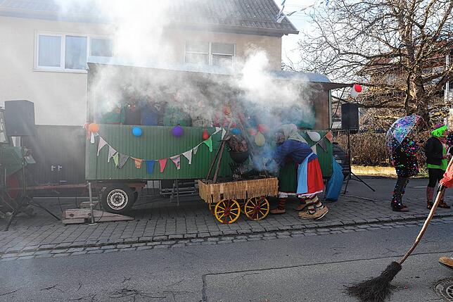 Da haben die Pfullendorfer Hexen den Honoratioren auf dem Ansagewagen ganz schön eingeheizt.
