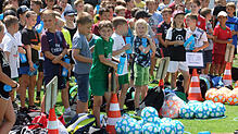 170 Kinder haben sich bei Fußballcamp auf dem Gelände des BSV Nordstern angemeldet. Ehe sie in ihr eigenes Trikot schlüpfen, klärt der ...