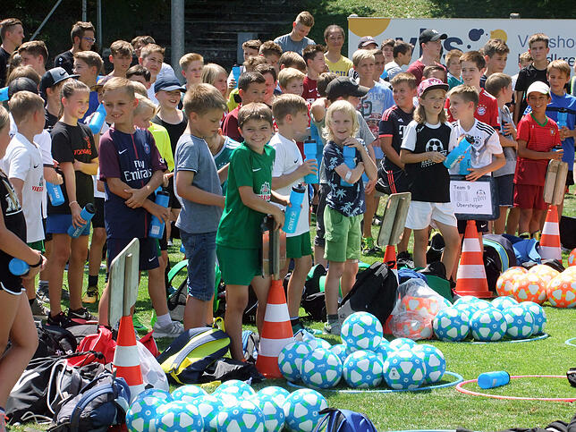 170 Kinder haben sich bei Fußballcamp auf dem Gelände des BSV Nordstern angemeldet. Ehe sie in ihr eigenes Trikot schlüpfen, klärt der ...