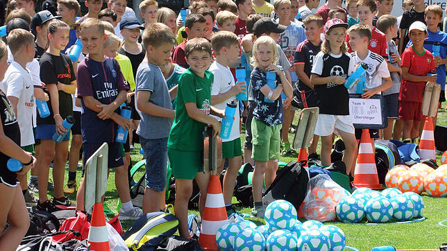 170 Kinder haben sich bei Fußballcamp auf dem Gelände des BSV Nordstern angemeldet. Ehe sie in ihr eigenes Trikot schlüpfen, klärt der ...