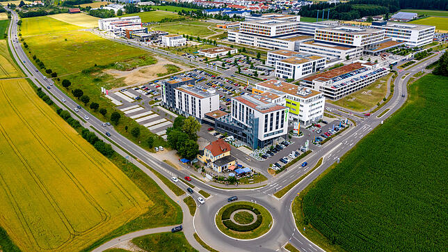 Das Klinikum zwischen V und S und das Holiday Inn Hotel genau hinter dem Hölzekönig. Links neben dem Hotel will die IHK nun ihre ...