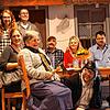 Die Theatergruppe Übers Tal aus Indlekofen (hinten, von links): Athessa Hilpert und Alexander Ritter, davor, von links: Anja Hilpert ...