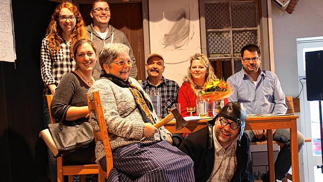 Die Theatergruppe Übers Tal aus Indlekofen (hinten, von links): Athessa Hilpert und Alexander Ritter, davor, von links: Anja Hilpert ...