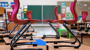 Stühle auf den Tischen, Klassenzimmer leer: Seit mehr als sechs Wochen befinden sich die Schüler im Home-Schooling, die Corona-Pandemie ...