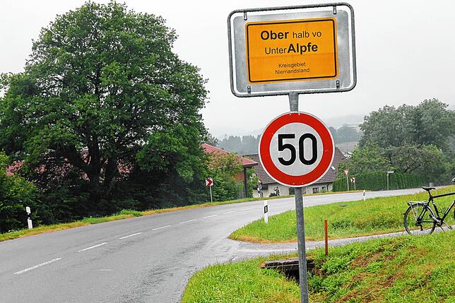 Maigeister: So sahen 2018 die neuen Ortsschilder aus, die an den beiden Ortseingängen von Oberalpfen, aus Richtung Waldkirch und ...