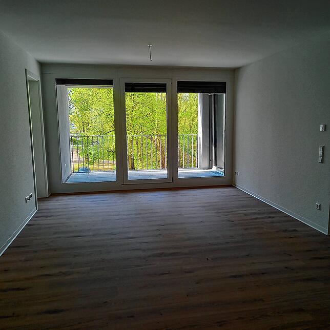 Ein Blick in den künftigen Wohn- und Küchenbereich einer Vier-Zimmer-Wohnung.