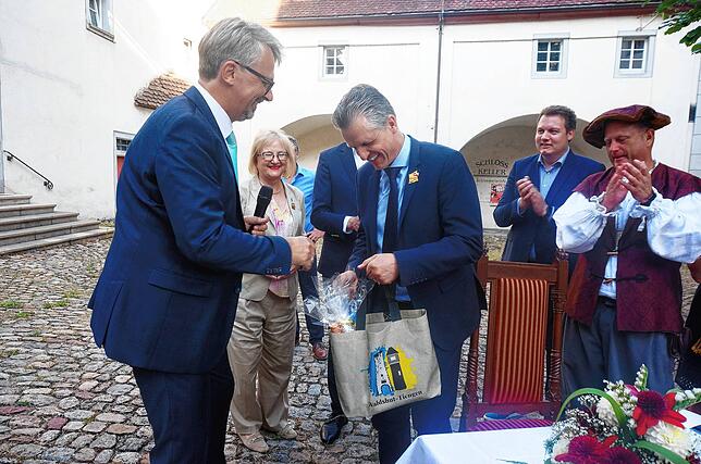 Bild 13: Eintrag ins Goldene Buch beim Heimatabend des Tiengener Schwyzertags – Wir haben die Bilder