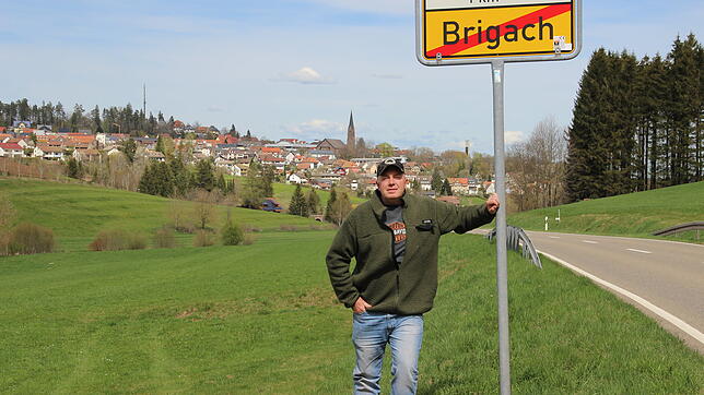 Auch hier passieren immer wieder Wildunfälle: Jäger Michael Rodgers in seinem Revier an der Landstraße 175, die durch den St. Georgener ...