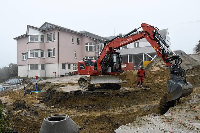 Die Arbeiten an den Leitungen gehen in die Zielgerade: Mike Richert (im Bagger) und Dennis Ruch bei der Arbeit am Stockacher ...
