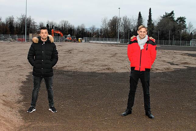 Auf der Baustelle: Dennis Carmelini (links), Sportlicher Leiter der Aktiven, sowie Vorsitzender Patrick Da Rugna stehen auf dem neuen ...