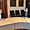 Die Bürgermeister Marian Schreier, Tengen, und Johannes Moser, Engen (links), unterzeichnen die Vereinbarung zum Verzicht auf eine ...