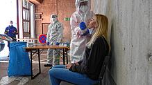 Corona-Schnelltests für Mitarbeiter des Landratsamtes Bodenseekreis gibt es seit 31. März. Das Bild zeigt Auszubildende Eva Heinzelmann ...