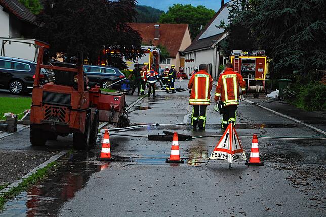 Stundenlang war die Feuerwehr am Donnerstag nach dem Hochwasser im Einsatz. Unser Bild entstand bei den Aufräumarbeiten in Aselfingen im ...