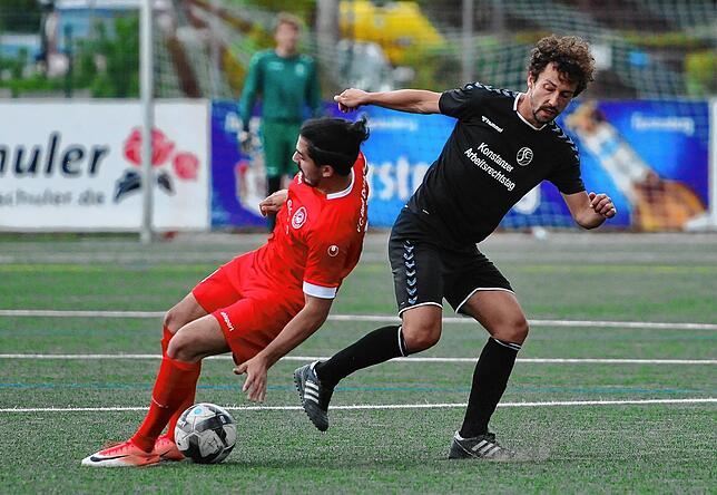 Melih Emeksiz vom FC Bad Dürrheim (links) stoppt den Ball noch vor SC Konstanz-Wollmatingens Johannes Junker.
