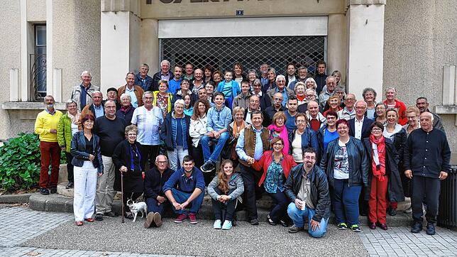 Regelmäßig weilen Dogerner Besuchergruppe (hier mit den Gastgebern) in der französischen Partnergemeinde Le Grand Lemps.
