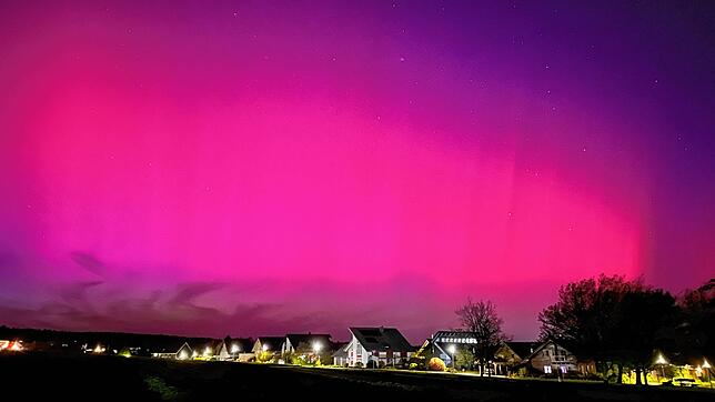 Polarlichter färben den Himmel leuchtend pink.