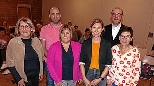 Das neu gebildete Vorstandsteam des Ökumenischen Fördervereins Nächstenhilfe (vorn, von links): Daniela Bosch, Manuela Riester, Melanie ...