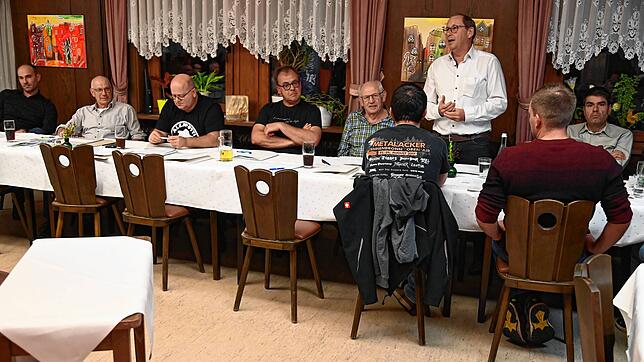 Bei der Hauptversammlung der Forstbetriebsgemeinschaft Tennenbronn (von links): Thomas Weißer, Gerhard Moosmann, Stefan Allgeier, Klaus ...