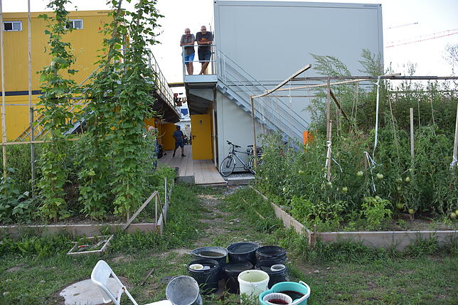 Etwa 40 Bauleute leben in dem kleinen Containerdorf. Vor den Containern wurden auf zwei großen Beeten verschiedene Gemüsesorten angepflanzt.