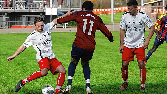 Bereit fürs Derby: Dennis Dercho (links, gegen den Lauchringer Kristijan Maric) und Raphael Strenger (rechts) freuen sich aufs Duell ...