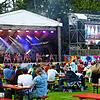 Beschwingt, heiter, authentisch: Die Revue &bdquo;Sommerlaune am See&ldquo; der Narrengesellschaft Niederburg sorgte für gute ...