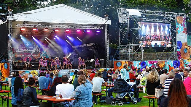 Beschwingt, heiter, authentisch: Die Revue &bdquo;Sommerlaune am See&ldquo; der Narrengesellschaft Niederburg sorgte für gute ...
