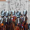 In Uniformen des 16. Jahrhunderts: Schweizergardisten exerzieren mit Spanischen Helm und Rüstung im Innenhof ihrer Kaserne St. Anna im ...