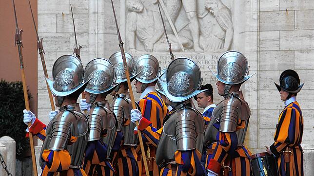 In Uniformen des 16. Jahrhunderts: Schweizergardisten exerzieren mit Spanischen Helm und Rüstung im Innenhof ihrer Kaserne St. Anna im ...